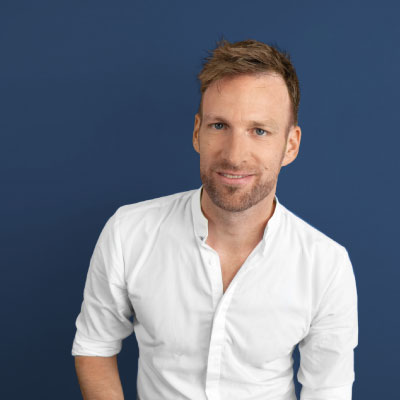 infoseite_trainer_simon Trainer Simon vor orangem Hintergrund